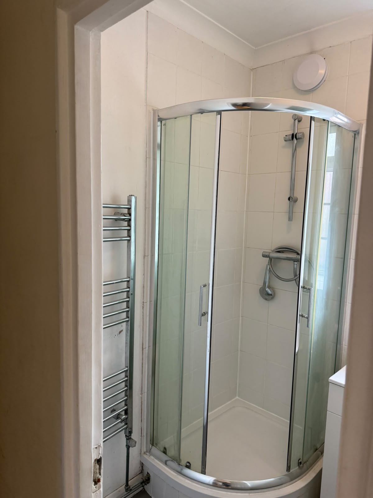 Corner shower enclosure fitted with sliding doors